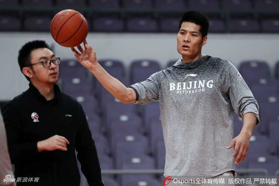京城铁军蓄势待发,北控男篮主场静候福建挑战 马布里在训练间隙客串教练,向年轻球员面授机宜,将经验在无声中传递。