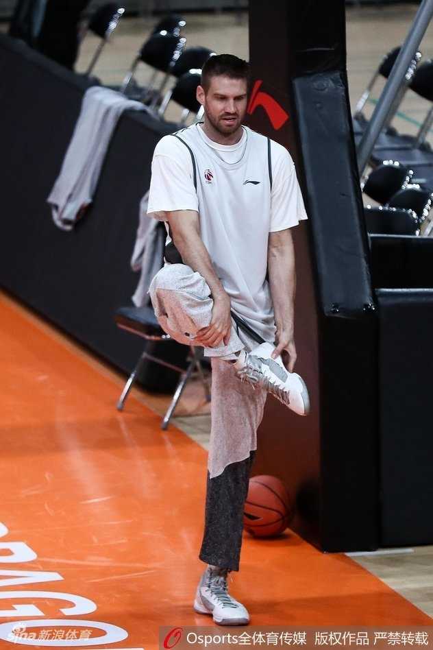 京城铁军蓄势待发,北控男篮主场静候福建挑战 杨敬敏在外线张手命中,作为球队外线重要的火力点,他的稳定发挥将为内线拉开空间。