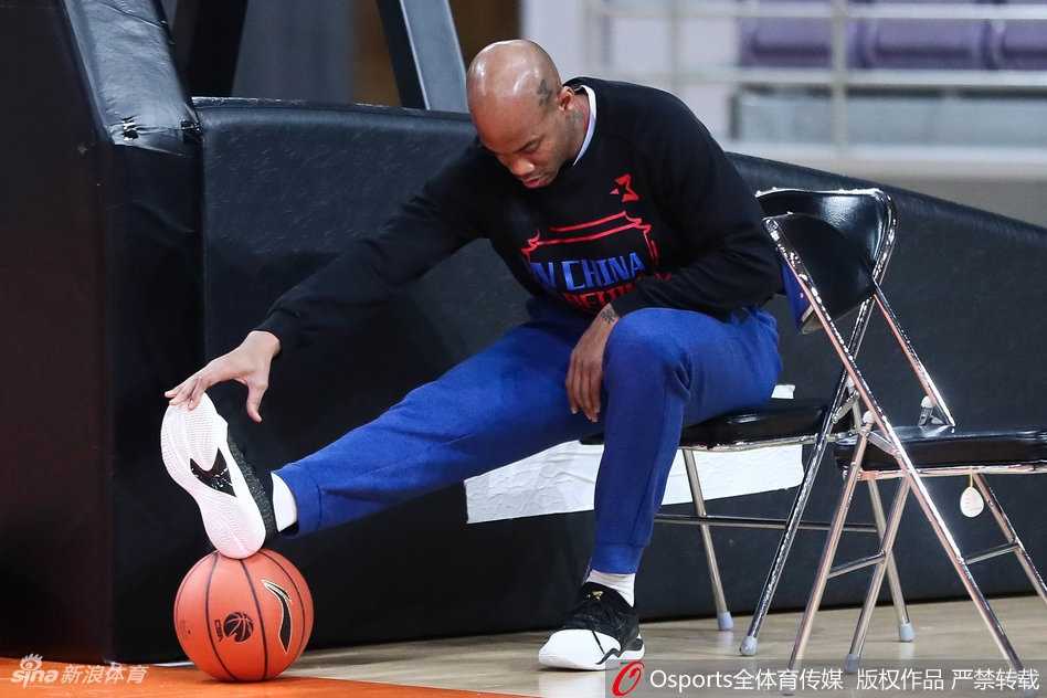 京城铁军蓄势待发,北控男篮主场静候福建挑战 许梦君在训练师陪同下进行投篮练习,年轻的面庞上写满了对比赛的渴望和专注。