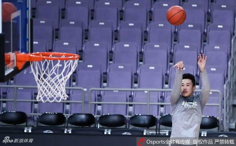 京城铁军蓄势待发,北控男篮主场静候福建挑战 阿巴斯在训练中积极拼抢,面对旧主他毫无保留,用每一个篮板球证明自己的价值。