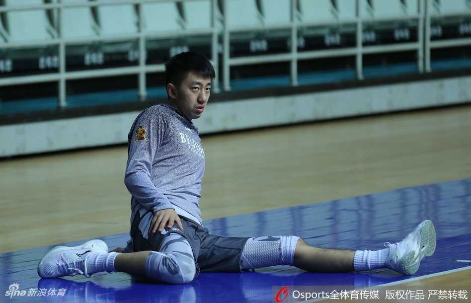 主帅丁伟神情严肃，亲自上阵为内线球员拆解防守站位，打磨球队的铁血防线。