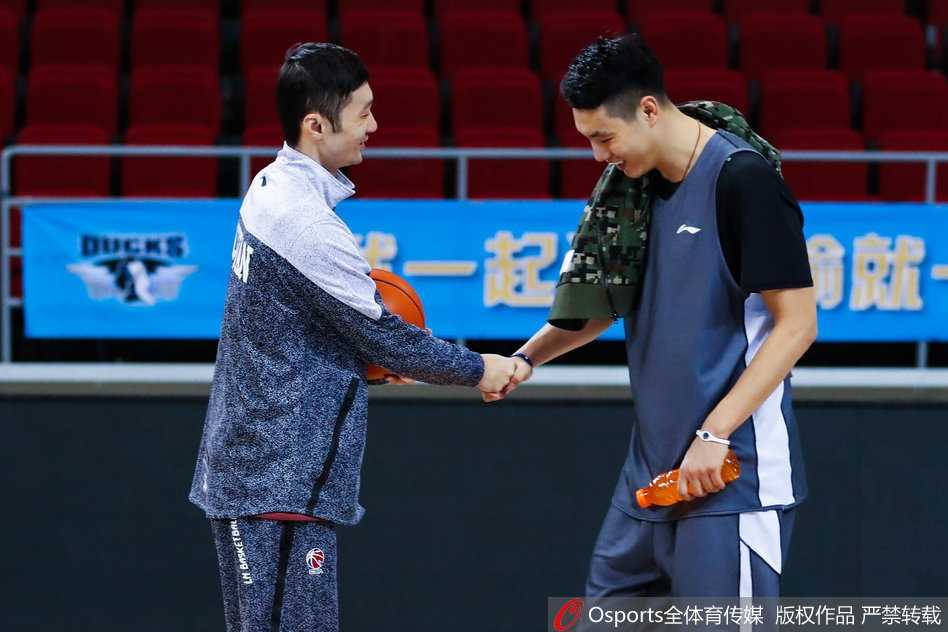 赛前温情时刻，翟晓川与老大哥刘炜相谈甚欢，笑逐颜开