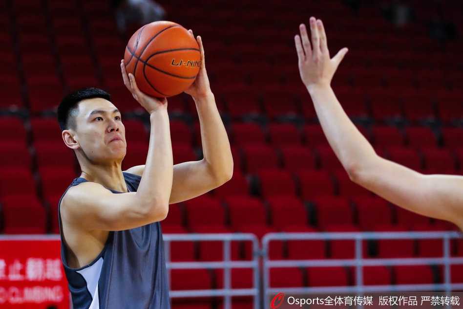 训练结束，翟晓川和队友击掌鼓劲，备战气氛热烈