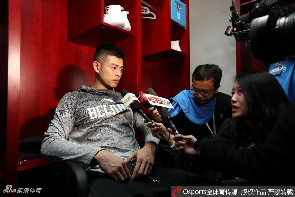 京城铁军踏平荆棘路 更衣室里的热血与柔情 方硕手拿比赛用球,眼神坚毅地望向镜头,汗水浸透了他的球衣,这不仅仅是一场胜利的纪念,更是属于北京篮球传承的荣耀与责任。