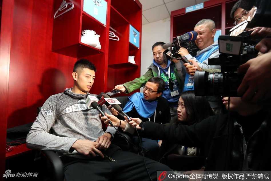 京城铁军踏平荆棘路 更衣室里的热血与柔情 主教练雅尼斯被球员们围在中间,这位铁血教头脸上露出了难得的温柔笑容,他张开双臂拥抱着他的战士们,这是属于“一家人”的温馨时刻。