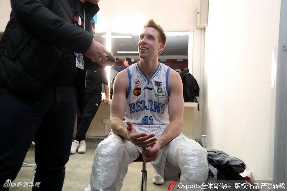 京城铁军踏平荆棘路 更衣室里的热血与柔情 更衣室的角落里,外援杰克逊与汉密尔顿击掌相庆,这对内外线搭档用默契的配合诠释了何为团队篮球,脸上的笑容如同冬日里的暖阳。