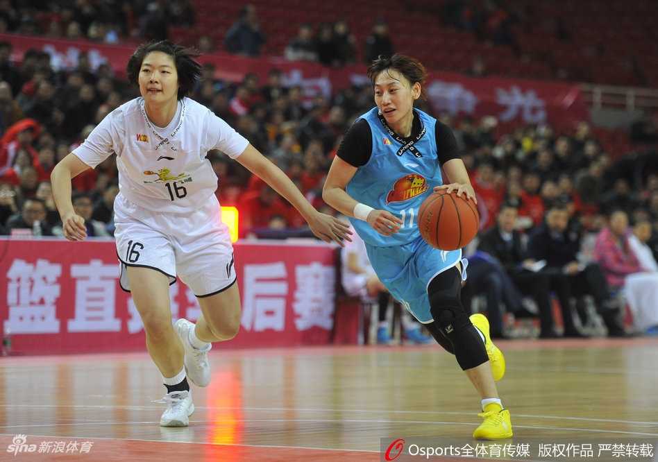 八一女篮核心孙梦然在进攻端持球，面对北京队的防守悍将，她眼神犀利，利用灵活的步伐试图摆脱，寻找那稍纵即逝的突破良机。