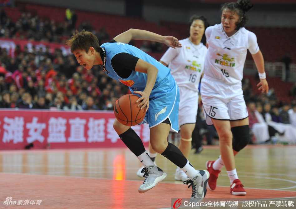 北京队当家外援福尔斯在八一队多人围堵的严密防守下，依然凭借强悍的力量高举高打，指尖轻柔地将球送入篮筐，展现了超级中锋的绝对统治力。