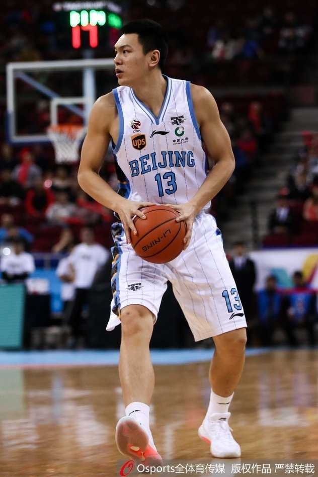 京城铁闸力阻军旅反扑,汉密尔顿独木撑天演逆转好戏 在八一队严密的三人包夹防守下,汉密尔顿如同一座屹立不倒的铁塔,死死护住篮球,寻找着传给队友的最佳路线,他的白色战袍在红色海洋中格外醒目。