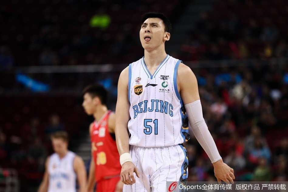 京城铁闸力阻军旅反扑,汉密尔顿独木撑天演逆转好戏 汉密尔顿迎着八一队许钟豪的长臂干扰,毅然决然地在内线高高跃起,指尖轻柔地将皮球送入篮筐,眼神中满是不可动摇的信念。