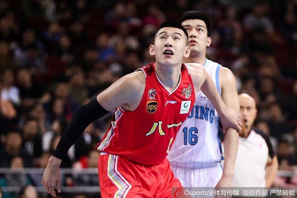 京城铁闸力阻军旅反扑,汉密尔顿独木撑天演逆转好戏 北京队射手张才仁在三分线外果断出手,皮球划过一道完美的弧线空心入网。在他身后,是试图封盖却为时已晚的八一队球员,整个球馆的灯光仿佛都聚焦在这决定性的瞬间。