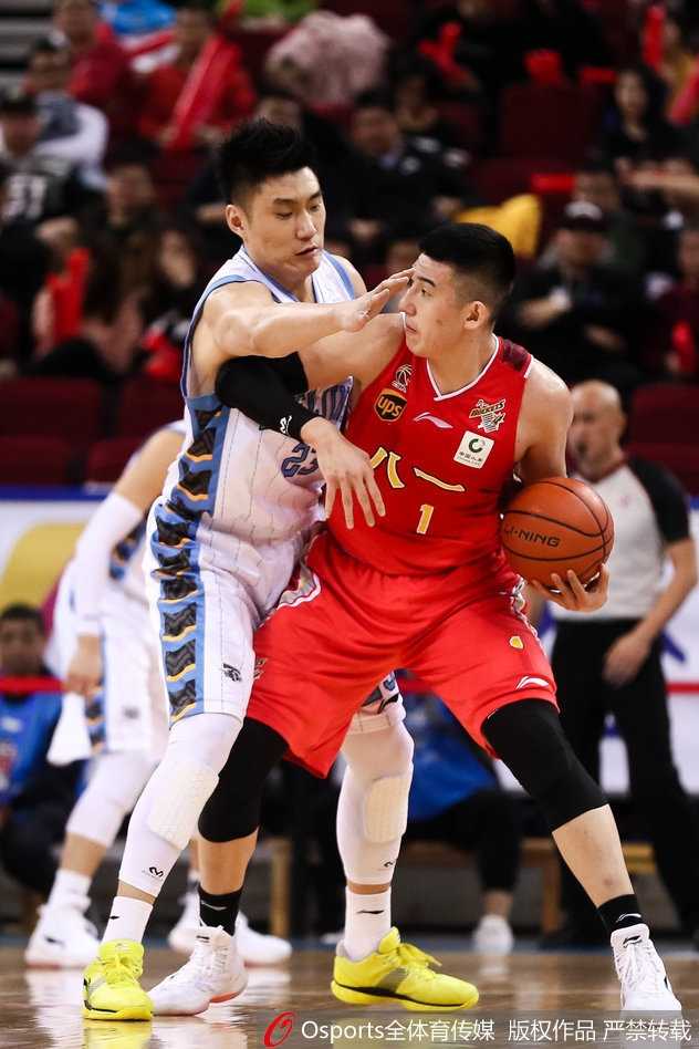 京城铁闸力阻军旅反扑,汉密尔顿独木撑天演逆转好戏 常林在成功防守后激动地挥拳怒吼,脸上的汗水在空中飞溅,身后的观众席上,无数双手臂为他挥舞,整个五棵松体育馆的情绪被这记铁血防守彻底点燃。