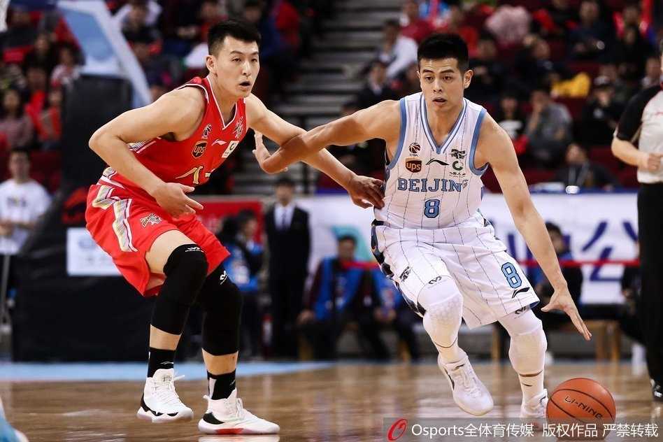 京城铁闸力阻军旅反扑,汉密尔顿独木撑天演逆转好戏 王骁辉投中反超三分后,双手握拳指向天空,队友们疯狂地冲向他,汉密尔顿的脸上更是露出了如释重负的灿烂笑容,这无疑是属于团队篮球的荣耀时刻。