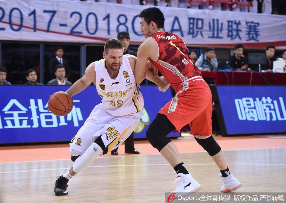 王征在八一队员的环绕下强硬摘下一个前场篮板，落地瞬间他高举起双臂，仿佛在向全场宣告内线的绝对主权。