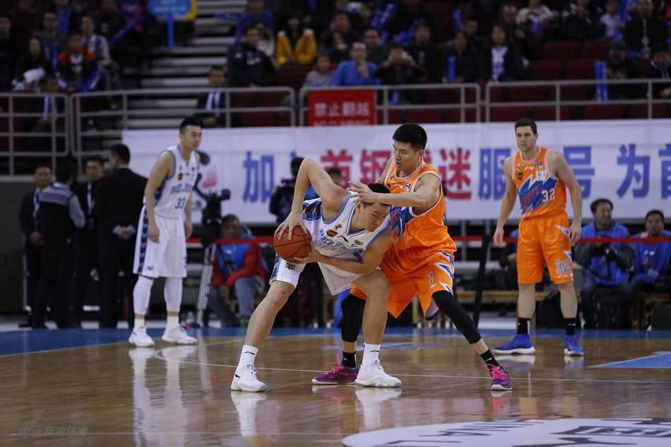 京城铁闸重启胜利之门 首钢主场力擒上海滩霸主 夜幕下的凯迪拉克中心外景,璀璨的灯光映照着“北京”字样,静待着一场京城篮球盛宴的拉开序幕。