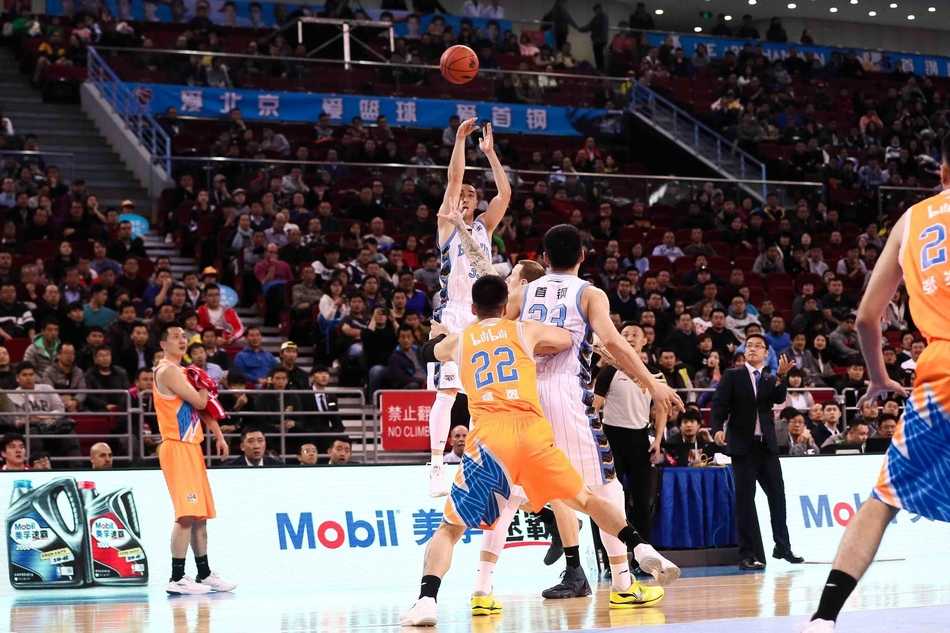 京城铁闸重启胜利之门 首钢主场力擒上海滩霸主 汉密尔顿高高跃起单手劈扣,身体在空中绷成一张弓,上海队防守球员只能无奈仰望这记势大力沉的灌篮。