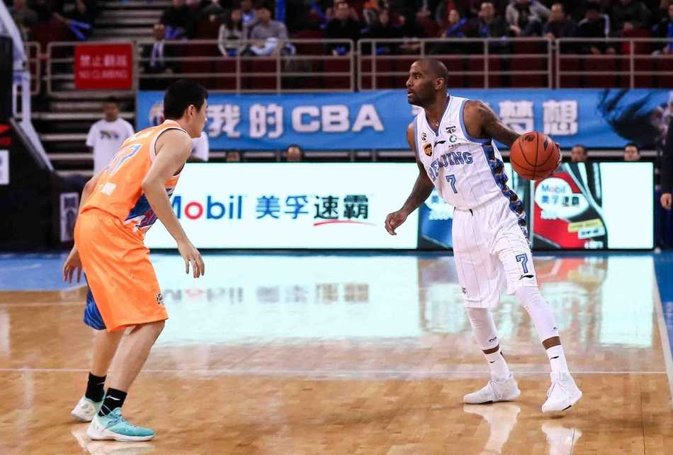 京城铁闸重启胜利之门 首钢主场力擒上海滩霸主 北京首钢外援杰克逊在三人包夹下华丽变向突破,眼神坚毅地盯着篮筐,仿佛在告诉对手这里的节奏由我掌控。