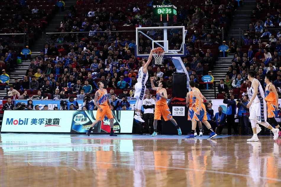 京城铁闸重启胜利之门 首钢主场力擒上海滩霸主 翟晓川在对抗后失去重心倒地,但依然死死将球抱在怀中,眼神中透露出不服输的拼劲,身旁是上海队员无奈的表情。