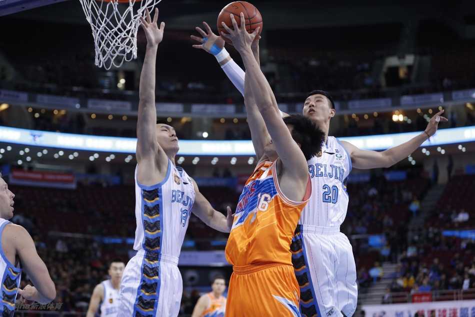 京城铁闸重启胜利之门 首钢主场力擒上海滩霸主 赛后北京首钢全队围聚在场地中央,球员们高举手臂相互击掌庆祝,背后大屏幕上显示着108-98的最终比分。