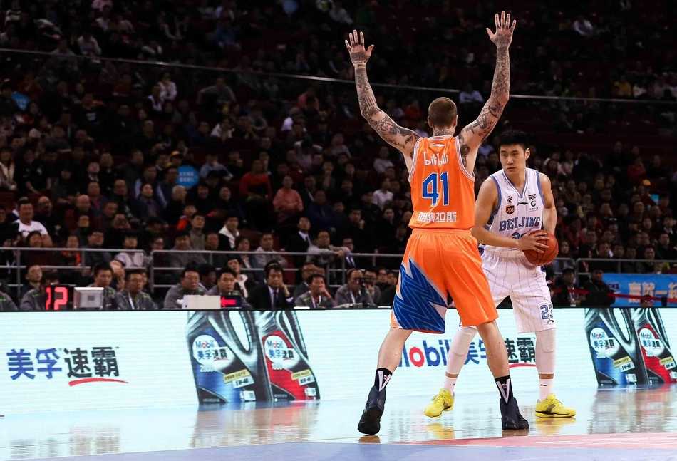 京城铁闸重启胜利之门 首钢主场力擒上海滩霸主 吉喆双手挂筐暴扣瞬间,整个身体悬挂在篮圈上,背后的球衣号码在灯光下显得格外醒目,现场气氛被引爆。