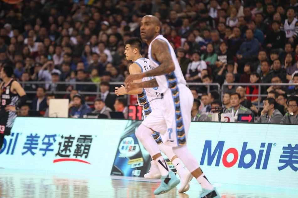 京城铁闸闭锁辽宁连胜路,方硕王骁辉领衔本土火力全开 外援杰克逊在高速行进中突然急停跳投,他灵动的身影与看台上如海洋般的白色助威服交相辉映,构成一幅充满动感的画面。