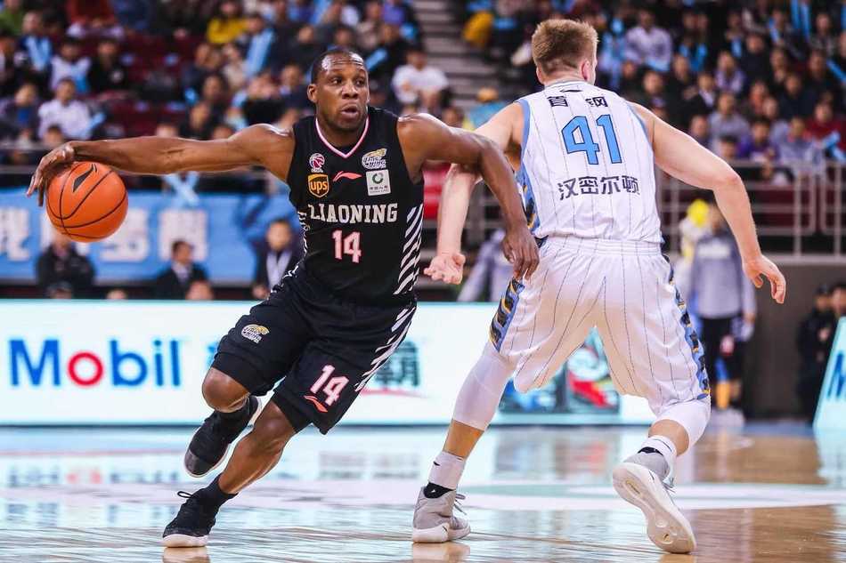 京城铁闸闭锁辽宁连胜路,方硕王骁辉领衔本土火力全开 刘晓宇在外线冷静地运球组织,如同球场上的指挥官,他用一次次精准的传球撕开了对手引以为傲的防线缝隙。