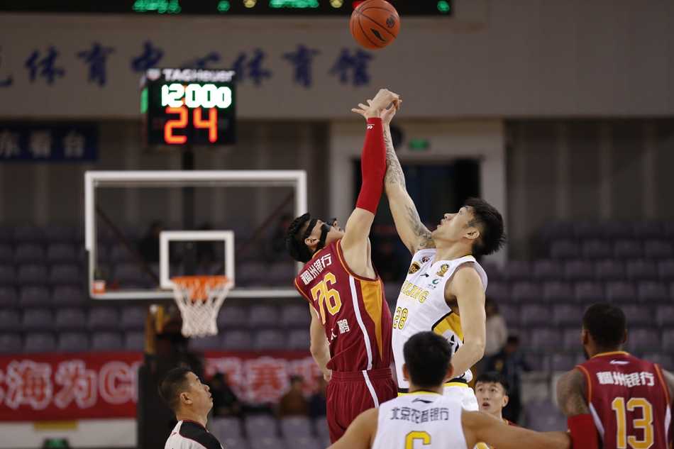 眼神坚毅的斯蒂芬·马布里在三人合围中强行突破，虽已年近不惑，突破上篮的动作依然迅捷如电，仿佛要撕裂浙江队的整条防线。