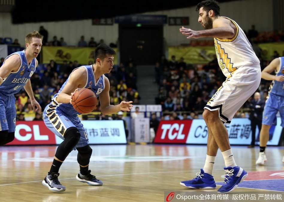 方硕眼神坚毅，手起刀落命中关键三分，用这场胜利向曾经的恩师马布里致敬，宣告北京后卫线的传承。