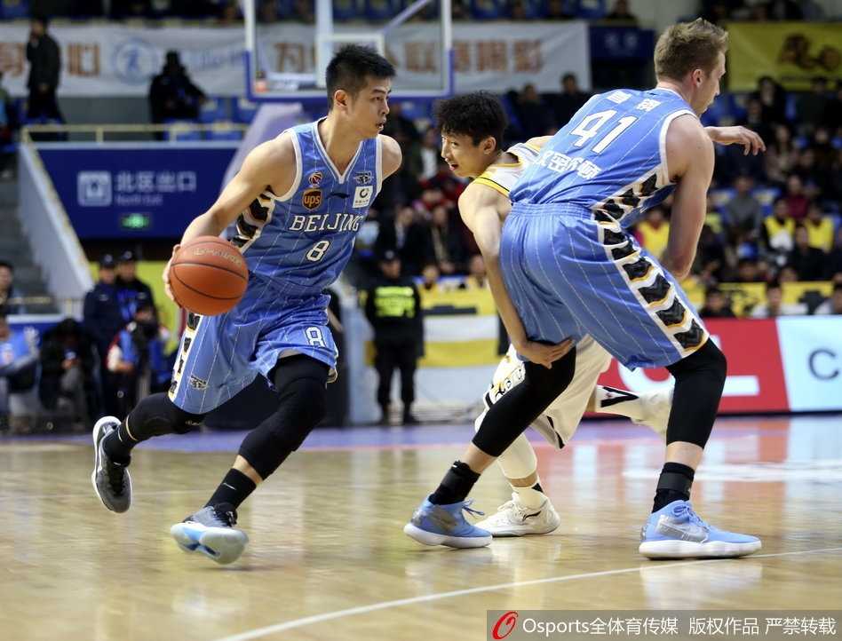 北京队新援索顿在广厦主场强硬突破，如猎豹般撕开防线，完成加盟首秀的惊艳一攻。