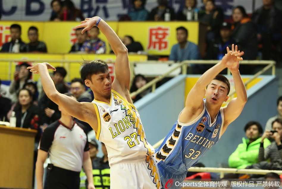 广厦后卫孙铭徽如闪电般划过北京队的防线，空中拉杆上篮，展现出年轻核心的无限活力。