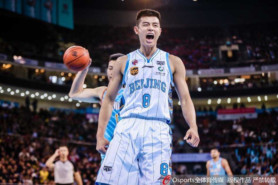 北京队翟晓川如猛虎下山般持球突破，新疆队防守球员竭力阻挡，空气中弥漫着肌肉碰撞的火药味。