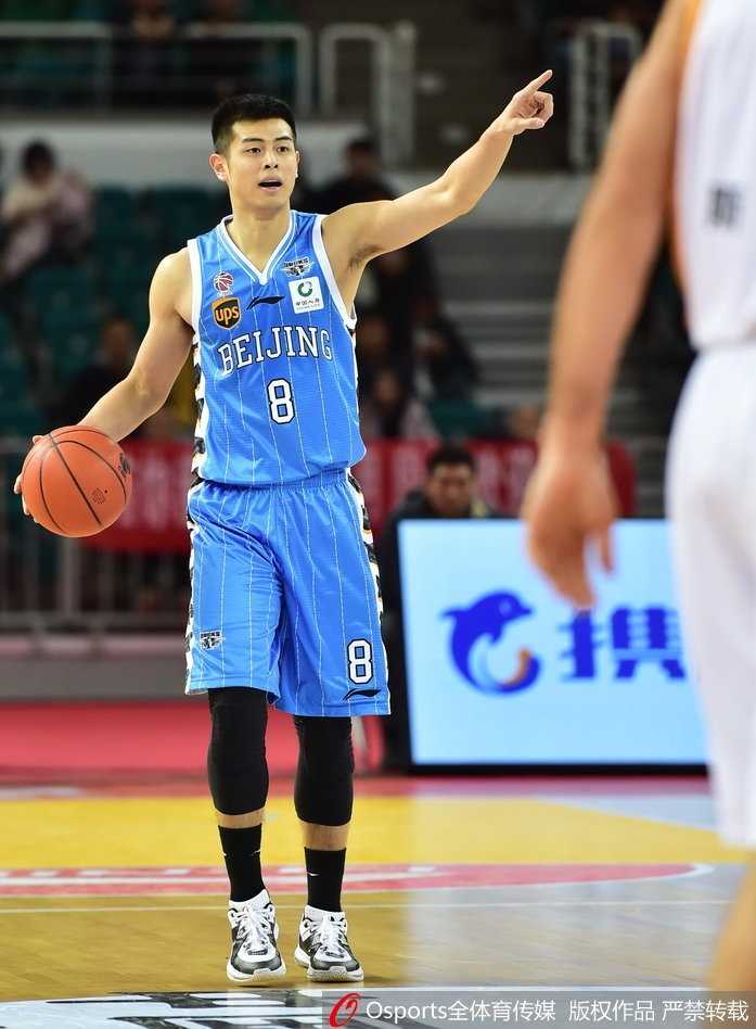 北京队外援杰克逊如穿花蝴蝶般摆脱山西防守队员，以一记势大力沉的单手劈扣终结进攻，引爆全场气氛。