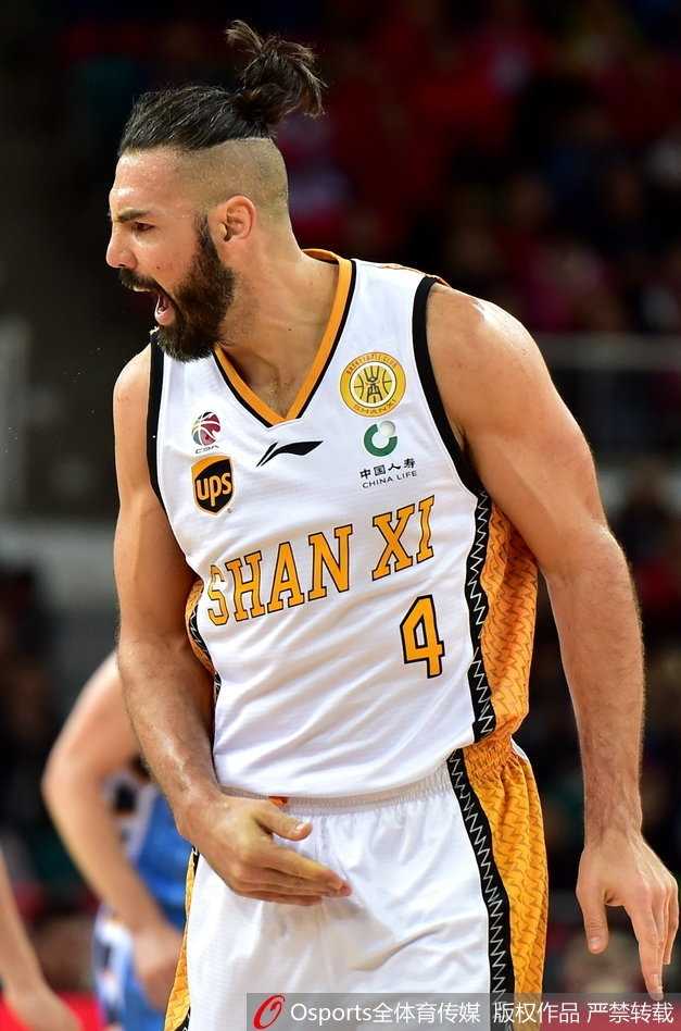 常林复出首战便打出强硬表现，他在篮下顶开防守，用一记暴扣宣泄着憋闷已久的能量，宣告自己强势归来。