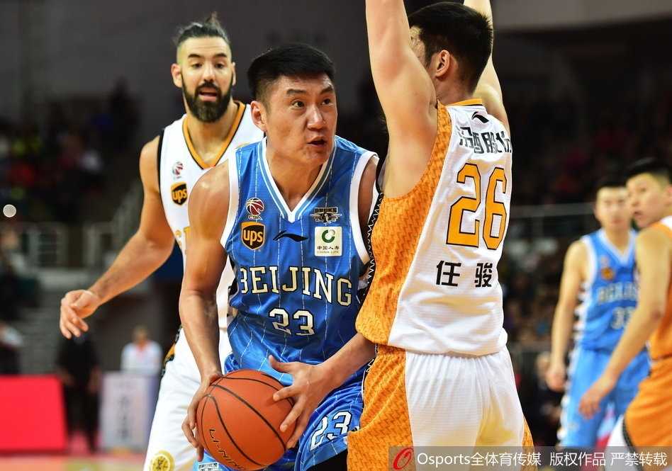 老将斯科拉本场倾其所有，尽管球队失利，但他用一次次教科书般的低位背打向中国球迷诠释了什么是顶级内线技术。