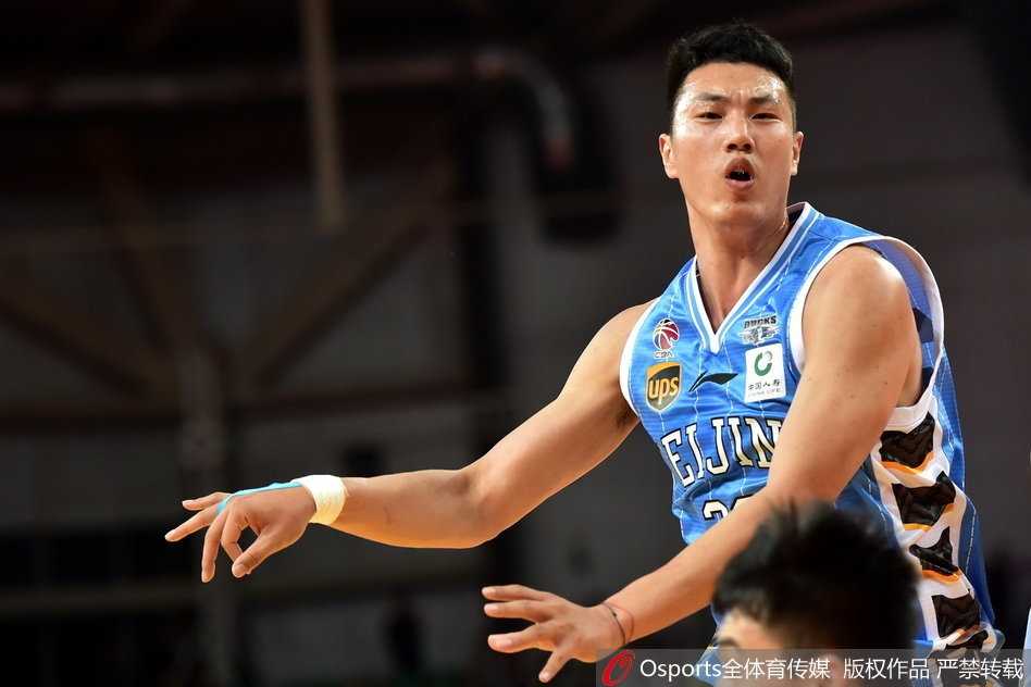 斯科拉面对北京首钢多名球员的包夹防守，依然凭借梦幻脚步强行上篮，眼神中透露着杀手的坚决。