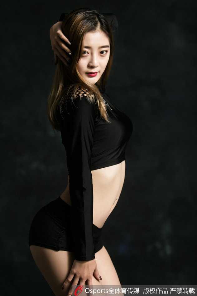 特写镜头下，女孩的脸上洋溢着发自内心的灿烂笑容，即使没有夸张的动作，那种青春的朝气与对舞台的享受，依然透过屏幕感染着每一个人。