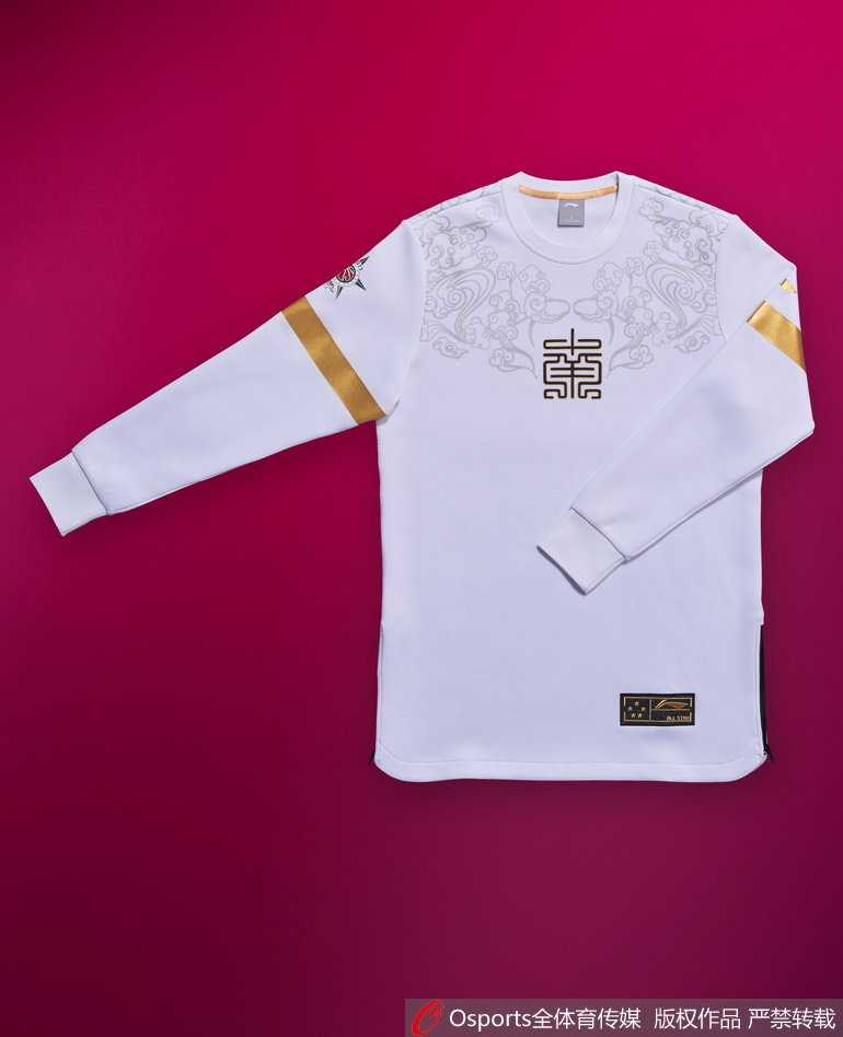 南方明星队的队员们身着红色长袖卫衣在场边热身，这抹象征着热情与胜利的红色，在灯光下显得格外夺目，成为南区更衣室里最温暖的风景线。