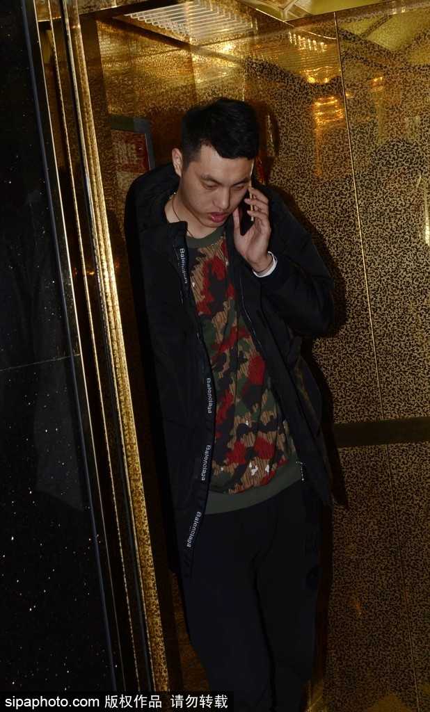 方硕耐心为球迷签名，眼神温和，黑色外套显得低调沉稳，展现全明星球员谦逊一面