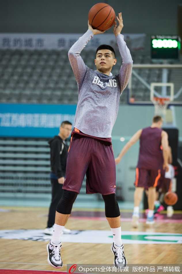 京旅整装待发,翟晓川苦练求突破,刘晓宇伤停添变数 刘晓宇身着便装在场边独自进行拉伸,眼神中透露出渴望上场却又不得不耐心等待的复杂情绪