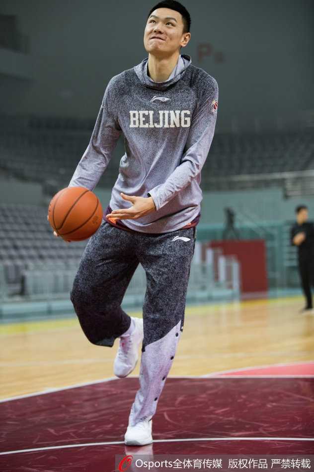 京旅整装待发,翟晓川苦练求突破,刘晓宇伤停添变数 主教练雅尼斯双手叉腰站在场边,神情专注地指挥着场上的战术跑位,嘴里不断大声提醒着球员