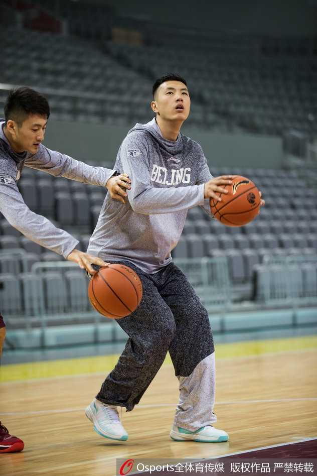 京旅整装待发,翟晓川苦练求突破,刘晓宇伤停添变数 翟晓川在训练馆目光如炬,高高跃起完成投篮,动作舒展如行云流水