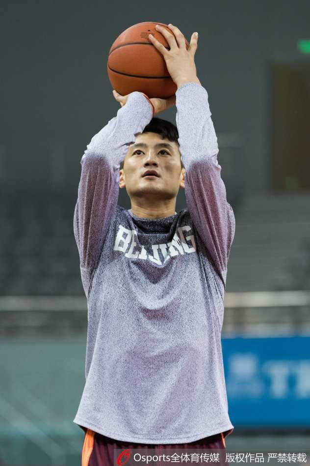 京旅整装待发,翟晓川苦练求突破,刘晓宇伤停添变数 翟晓川在对抗训练中肌肉紧绷,面对防守悍将王骁辉的贴身紧逼,依然强硬突破上篮