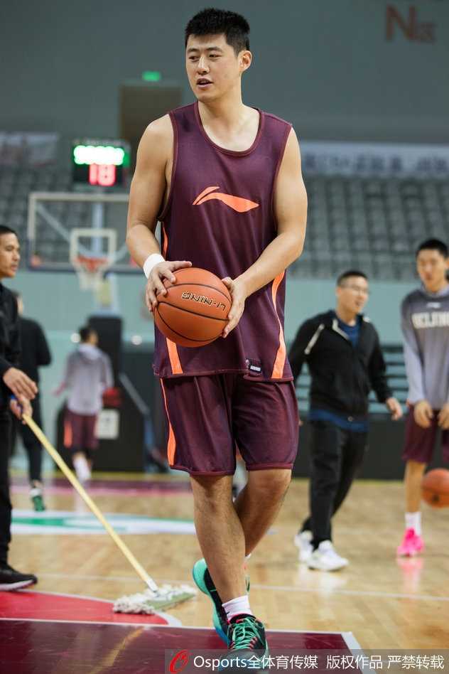 京旅整装待发,翟晓川苦练求突破,刘晓宇伤停添变数 方硕在三分线外冷静出手,篮球划过一道美丽的弧线稳稳落入篮网,引得场边队友一阵欢呼