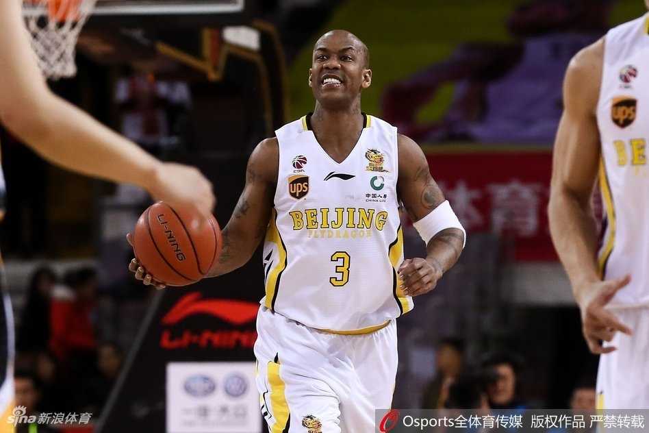 北控与山西的球员们在跳球瞬间高高跃起，裁判将球抛向空中，现场气氛剑拔弩张