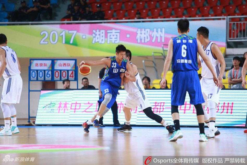 杜锋场边驻足，专注刺探京晋两队球员表现，为广东队未来对手收集情报