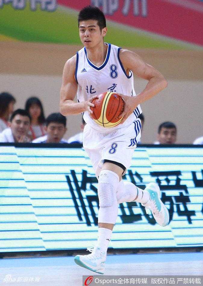 方硕运球推进至前场，面对防守沉着冷静，正在寻找队友准备组织新一轮攻势