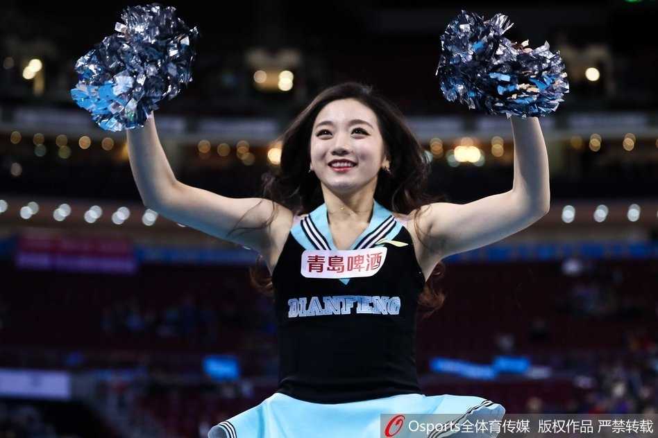 京沪大战燃情赛场 篮球宝贝热舞绽放五棵松 一位篮球宝贝手持炫彩花球,侧身回眸的瞬间仿佛自带光芒,飞扬的发丝与坚定的眼神,诠释着属于这个舞台的自信与美丽。