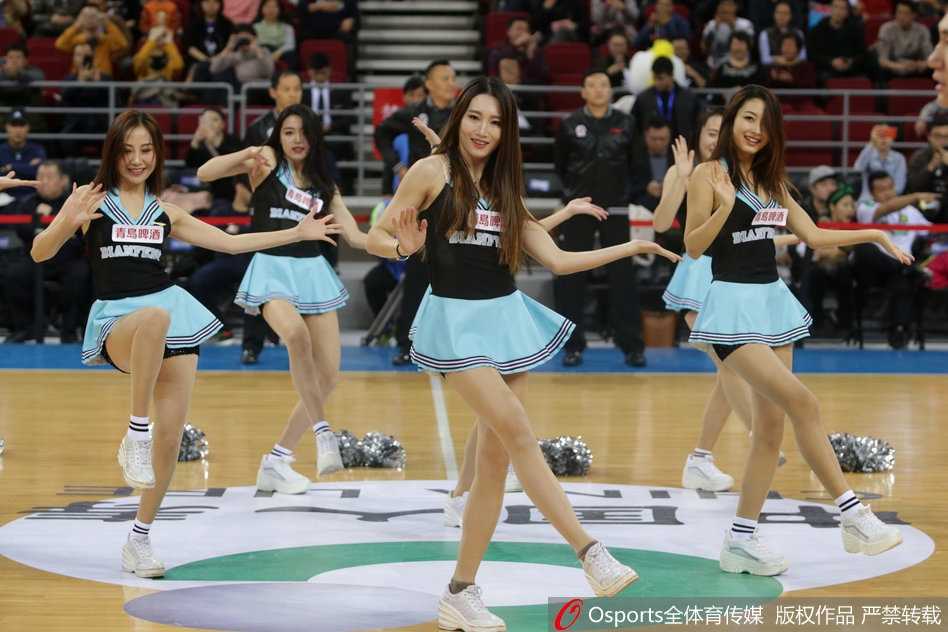 京沪大战燃情赛场 篮球宝贝热舞绽放五棵松 表演尾声,篮球宝贝们集体向观众致意,她们脸上洋溢的灿烂笑容与看台上挥舞的荧光棒交相辉映,定格成五棵松体育馆里最温馨的一幕。