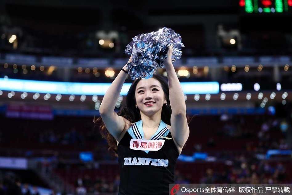 京沪大战燃情赛场 篮球宝贝热舞绽放五棵松 随着动感的鼓点,篮球宝贝们腾空跃起,整齐的队列与舒展的手臂动作,在聚光灯下划出一道道优美的青春弧线,将中场休息变成了迷你演唱会。