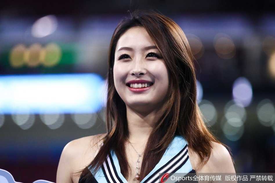 京沪大战燃情赛场 篮球宝贝热舞绽放五棵松 北京首钢篮球宝贝们身着一袭红白相间的动感队服,在马尾辫的飞扬中,她们的笑容比主场灯光还要耀眼,瞬间点燃了五棵松的冬日热情。